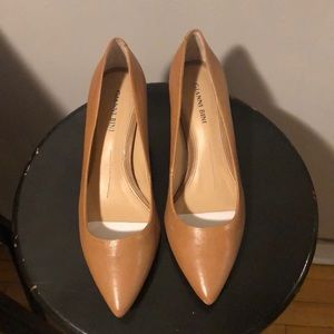 Tan 1-in Gianni Bini heals